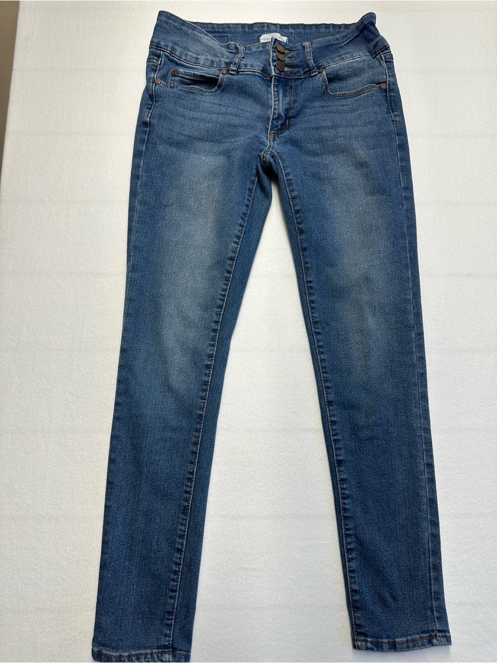 Kendall & Kylie Women’s Vintage Inspired Slim Fit Capsule Blue Jeans | 7/8